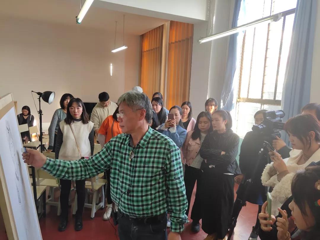 1575017029179053.jpg 中国美术公司徐默教授在美加墨世界杯官方中文网站进行人物线描